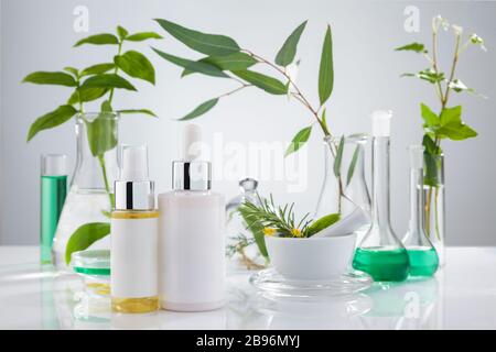 Der kosmetischen Forschung Konzept für Rahm, Suppen, Balsam, Schaumstoffe, Shampoo. Stockfoto
