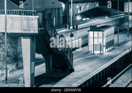 Der Zug fährt nachts durch den leeren S-Bahnhof (ohne Rollstuhl). GROSSBRITANNIEN Stockfoto