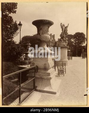 Steinvase, Garten der Tuilerien, 1. Bezirk, Paris Vase en pierre, Skulpturen, Jardin des Tuileries. Paris (Ier arr.). Photographie d'Eugène Atget (1857-1927). Papieralbuminé. Paris, musée Carnavalet. Stockfoto