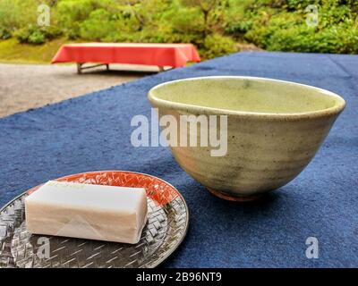 Süß und Tasse Matcha-Tee im Garten Stockfoto