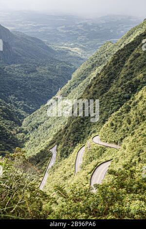 Straße SC 438 in Rio do Rastro Mountains. Lauro Muller, Santa Catarina, Brasilien. Stockfoto