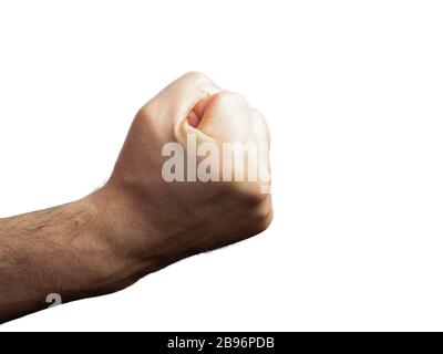 Männliche brutale, haarige Hand, die auf einem isolierten Hintergrund in die Faust geknallt ist Stockfoto
