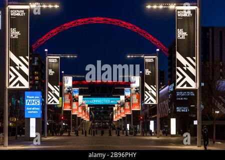 Wembley Park, London, Großbritannien. März 2020. Das Vereinigte Königreich passt sich dem Leben unter der Pandemie des Coronavirus Wembley Park an und zeigt dem NHS und seinen Mitarbeitern an vorderster Front Anerkennung mit beleuchteten "Thank You NHS"-Schildern Credit: Chris Aubrey/Alamy Live News Stockfoto
