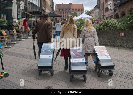 3 Zeugen Jehovas auf der Straße in Nürnberg, Deutschland. Stockfoto