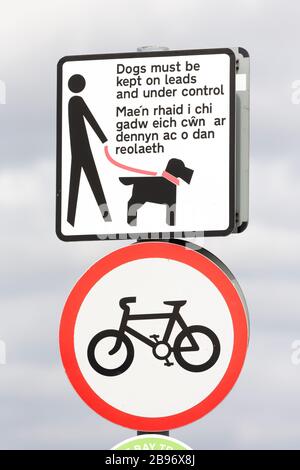 Schilder müssen in Englisch und Walisisch unter Kontrolle gehalten werden, und es muss kein Radfahrschild, Cardiff Bay, Wales, Großbritannien, vorhanden sein Stockfoto