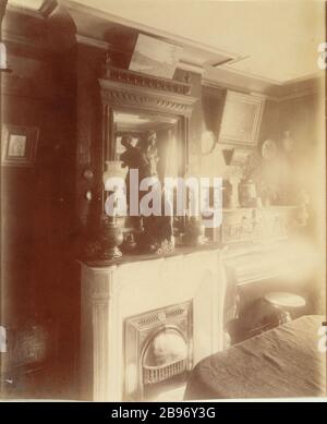 INNERHALB EINES MITARBEITERS DER LOUVRE STREET STORES SANTIAGO 'Intérieur d'un employé aux magasins du Louvre, rue Saint-Jacques', Paris (Vème arr.), 1910. Photographie d'Eugène Atget (1857-1927). Paris, musée Carnavalet. Stockfoto