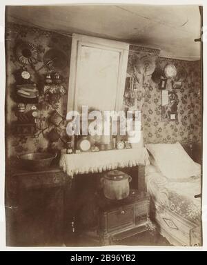 KLEINES ZIMMER DER ARBEITSSTRASSE BELLEVILLE Petite chambre d'une ouvrière rue de Belleville. Paris, 1910. Photographie d'Eugène Atget (1857-1927). Paris, musée Carnavalet. Stockfoto