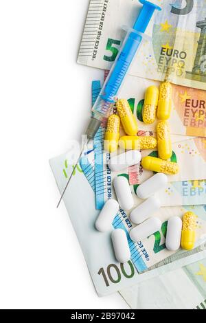 Spritze, Pillen und Euro-Geld isoliert auf weißem Hintergrund. Gesundheits- und Geschäftskonzept. Stockfoto