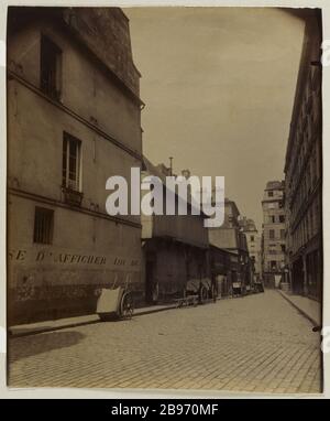 STRASSENUNTERBRECHER MICHE BLICK AUF DEN STRASSENKREUZGANG SAINT-MERRI, 4. BEZIRK, PARIS Rue Brise-Miche, vue pry de la rue du Cloître-Saint-Merri. Paris (IVème arr.), 1908. Photographie d'Eugène Atget (1857-1927). Paris, musée Carnavalet. Stockfoto