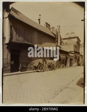 ALTES HAUS FEHLT STRASSENUNTERBRECHER MICHE BLICK AUF DIE STRASSE KLOSTER SAINT-MERRI, 4. BEZIRK, PARIS Vieille Maison Disparue, Rue Brise-Miche, vue Pry de la rue du Cloître-Saint-Merri. Paris (IVème arr.), 1908. Photographie d'Eugène Atget (1857-1927). Paris, musée Carnavalet. Stockfoto