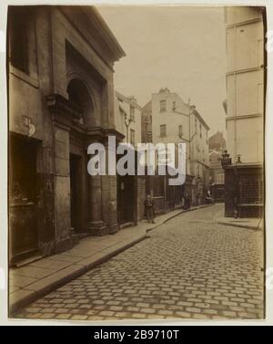 EINGANG DER KIRCHE UND DES FRIEDHOFS ST MEDARD, Straße 41 Daubanton, 5. BEZIRK, PARIS Entrée de l'église et du cimetière Saint-Médard, 41 rue Daubenton, Paris (Vème arr.), im Jahr 1909. Photographie d'Eugène Atget (1857-1927). Paris, musée Carnavalet. Stockfoto
