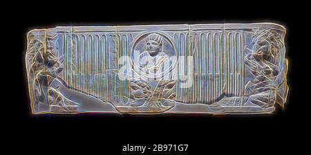 Vor einem Sarkophag mit weiblichem Porträt in einem Medaillon über zwei theatralischen Masken, Und der Löwe, der an jeder Extremitäten einen Eber verschlingt, unbekannt, A. D. 250-275, Marmor, weiß, großkörnig, 55,5 × 170 cm (21 7/8 × 66 15/16 in.), von Gibon neu vorgestellt, Design von warmem, fröhlichem Leuchten von Helligkeit und Lichtstrahlen. Klassische Kunst mit moderner Note neu erfunden. Fotografie, inspiriert vom Futurismus, die dynamische Energie moderner Technologie, Bewegung, Geschwindigkeit und Kultur revolutionieren. Stockfoto