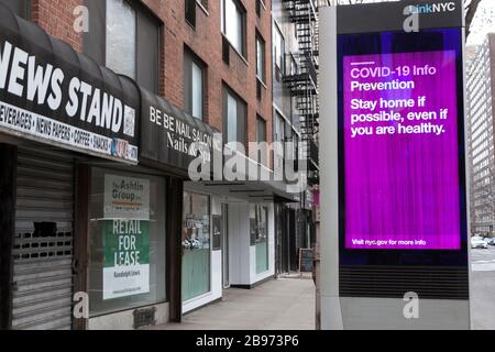 LinkNYC Schild mit digitalem Kiosk auf dem Gehweg, auf dem Covid-19-Nachrichten (Coronavirus) und Ratschläge zur Quarantäne an New Yorker angezeigt werden. Stockfoto