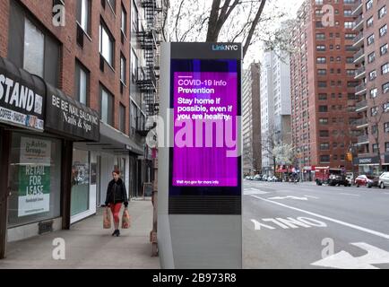 LinkNYC Schild mit digitalem Kiosk auf dem Gehweg, auf dem Covid-19-Nachrichten (Coronavirus) und Ratschläge zur Quarantäne an New Yorker angezeigt werden. Stockfoto