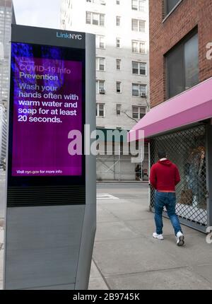 LinkNYC Schild am digitalen Kiosk auf dem Bürgersteig mit Tipps zur Prävention von Covid-19 (Coronavirus) und Tipps zum Händewaschen an New Yorker. Stockfoto