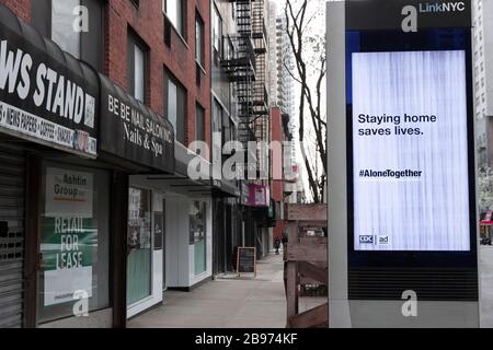 LinkNYC Schild mit digitalem Kiosk auf dem Gehweg, auf dem Covid-19 (Coronavirus) Quarantäne-Tipps und Ratschläge für New Yorker angezeigt werden. Stockfoto