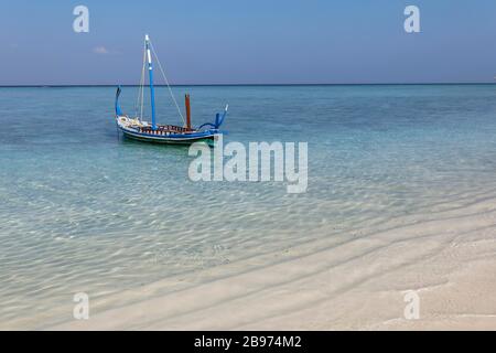 Traditionelles maledivisches Segelboot, Dhoni am Strand, Summer Island, North Male Atoll, Malediven Stockfoto