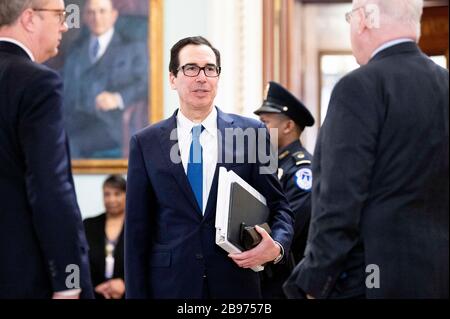 Washington, DC, USA. März 2020. 23. März 2020 - Washington, DC, Vereinigte Staaten: Finanzminister STEVEN MNUCHIN in der Nähe der Senatskammer. Kredit: Michael Brochstein/ZUMA Wire/Alamy Live News Stockfoto