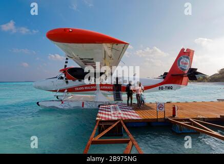 Passagiere, die im Wasserflugzeug de Havilland Canada DHC-6 Twin Otter von Maldivian Airlines, Summer Island, North Male Atoll, Malediven einsteigen Stockfoto