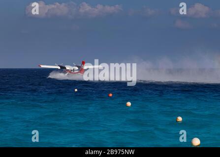 Wasserflugzeug de Havilland Canada DHC-6 Twin Otter bei Start, Summer Island, North Male Atoll, Malediven Stockfoto