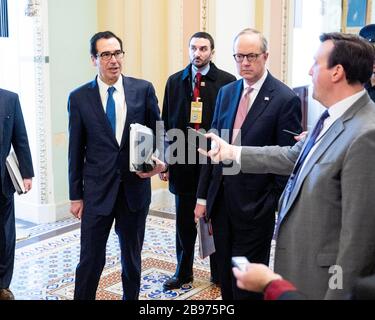 Washington, DC, USA. März 2020. 23. März 2020 - Washington, DC, Vereinigte Staaten: Finanzminister STEVEN MNUCHIN in der Nähe der Senatskammer. Kredit: Michael Brochstein/ZUMA Wire/Alamy Live News Stockfoto