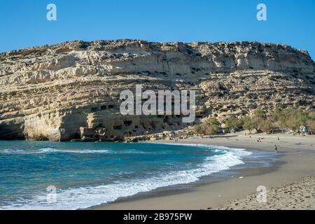 Sandstrandstrand vor den historischen Höhlenwohnungen in der Nähe von Matala, Crete, Griechenland Stockfoto