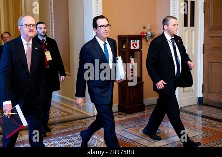 Washington, DC, USA. März 2020. 23. März 2020 - Washington, DC, Vereinigte Staaten: Finanzminister STEVEN MNUCHIN in der Nähe der Senatskammer. Kredit: Michael Brochstein/ZUMA Wire/Alamy Live News Stockfoto