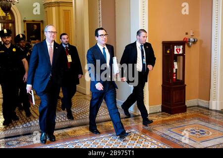 Washington, DC, USA. März 2020. 23. März 2020 - Washington, DC, Vereinigte Staaten: Finanzminister STEVEN MNUCHIN in der Nähe der Senatskammer. Kredit: Michael Brochstein/ZUMA Wire/Alamy Live News Stockfoto