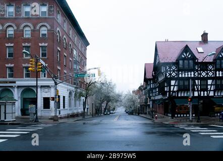 Leere Straßen in der Innenstadt von Princeton, New York, sind heute das Epizentrum der globalen Coronavirus-Pandemie, und die Menschen werden gebeten, sich zu schützen. Stockfoto