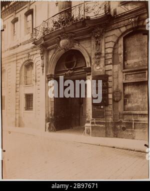 Hotel Albret 31 Street / des Francs Bourgeois. Eingangstür, Hotel Albret, 31 rue des Francs-Bourgeois, 4. Bezirk, Paris "façade de l'Hôtel d'Albret, 31 rue des Francs-Bourgeois, Paris (IVème arr.)". Photographie d'Eugène Atget (1857-1927). Papieralbuminé. Paris, musée Carnavalet. Stockfoto