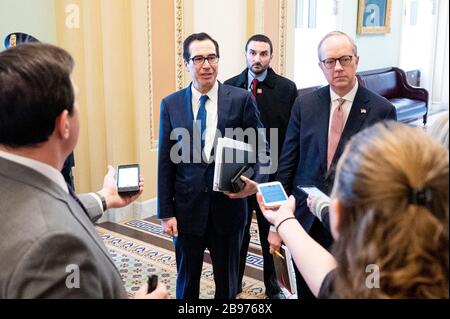 Washington, DC, USA. März 2020. 23. März 2020 - Washington, DC, Vereinigte Staaten: Finanzminister STEVEN MNUCHIN in der Nähe der Senatskammer. Kredit: Michael Brochstein/ZUMA Wire/Alamy Live News Stockfoto