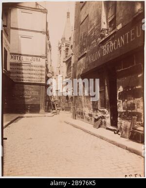 Priesters Street/St Severin. Prospect Street Priests Saint-séverin furnished Hotel Jura, Kirche St. Severin, 5. Bezirk, Paris "Perspective de la rue des Prêtres-Saint-Séverin, hôtel meublé du Jura, église Saint-Séverin, Paris (Vème arr.)". Photographie d'Eugène Atget (1857-1927). Papieralbuminé. Paris, musée Carnavalet. Stockfoto