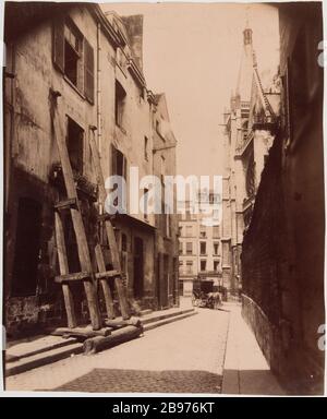 Ein Hof von der Straße/dem Priester St. Severin. Ein Hof von den Straßenpriestern St. Severin 5. Bezirk, Paris 'Cour de la rue des Prêtres-Saint-Séverin, Paris (Vème arr.)'. Photographie d'Eugène Atget (1857-1927). Papieralbuminé. Paris, musée Carnavalet. Stockfoto