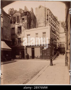 Gerichtsstraße / Parcheminerie / und Boutebrie. Innenhof an der Ecke der Straße von der Parcheminerie und der Boutebrie Straße, 5. Bezirk, Paris 'façade, cour à l'Angle de la rue de la Parcheminerie et de la rue Boutebrie, Paris (Vème arr.)'. Photographie d'Eugène Atget (1857-1927). Papieralbuminé. Paris, musée Carnavalet. Stockfoto