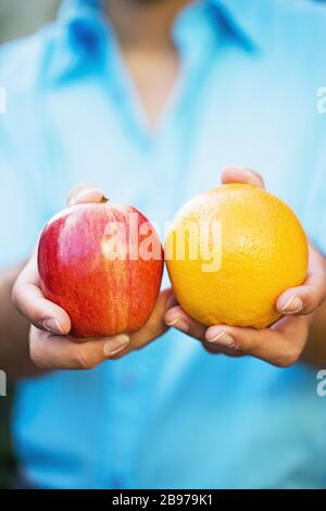 Vergleichen von Äpfeln mit Orangen Stockfoto