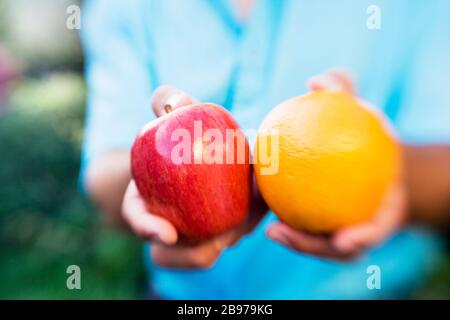 Vergleichen von Äpfeln mit Orangen Stockfoto