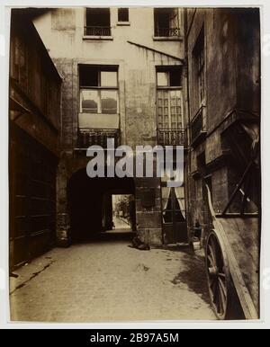 EINGANGSPASSAGE DER AFFEN (PASSAGE Guillemites) SEITENSTRASSE OLD DU TEMPLE, 4. BEZIRK, PARIS Entrée du Passage des Singes (Passage des Guillemites), côté rue Vieille-du-Temple, Paris (IVème arr.), 1911. Photographie d'Eugène Atget (1857-1927). Paris, musée Carnavalet. Stockfoto