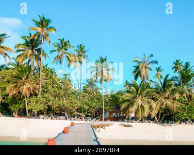 Malediven Tropical Island, schöne isolierte Luxus-Wasserbungalows Malediven im blauen grünen Ozean der malediven Stockfoto