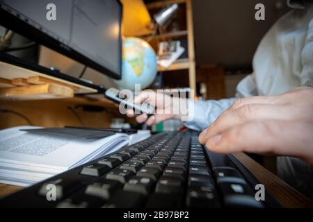 Leipzig, Deutschland, 03-23-2020, ein Heimschreibtisch in der Coronakrise Stockfoto