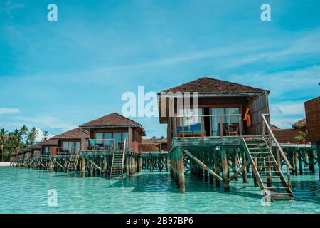 Malediven Tropical Island, schöne isolierte Luxus-Wasserbungalows Malediven im blauen grünen Ozean der malediven Stockfoto