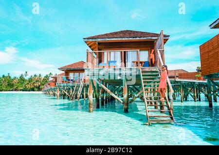 Malediven Tropical Island, schöne isolierte Luxus-Wasserbungalows Malediven im blauen grünen Ozean der malediven Stockfoto