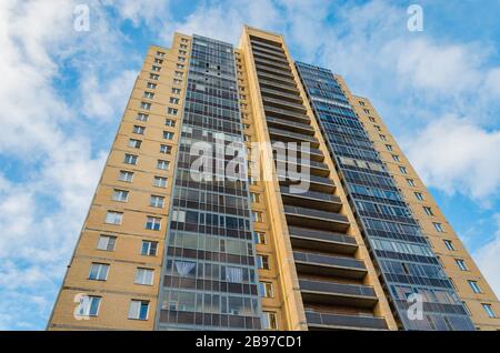 St. Petersburg, Russland -10.23.18: Fassade eines modernen mehrstöckigen Wohnhauses auf blauem Himmel. Stockfoto