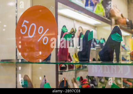 St. Petersburg, Russland - 08.13.2019: Ein leuchtend rotes Schild mit einem Rabatt von 50 auf ein Schaufenster für Damenschuhe in einem Einkaufszentrum. Stockfoto