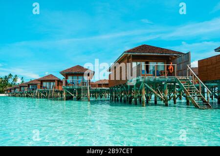 Malediven Tropical Island, schöne isolierte Luxus-Wasserbungalows Malediven im blauen grünen Ozean der malediven Stockfoto