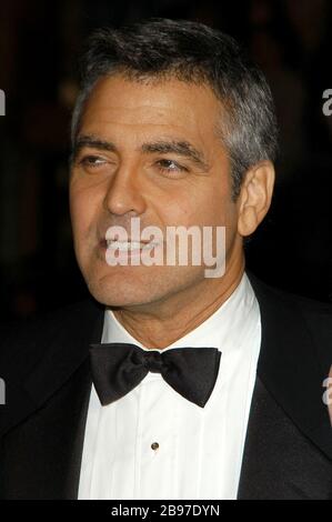 George Clooney, "Ocean's Twelve" Premiere am 8. Dezember 2004 im Grauman's Chinese Theatre, Hollywood CA. Foto von: SBM / PictureLux - Aktenzeichen # 33984-11711SBMPLX Stockfoto