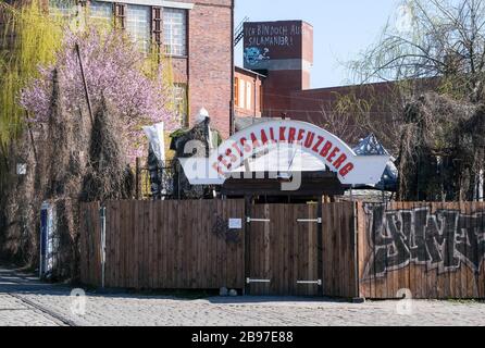 Berlin, Deutschland. März 2020. Der geschlossene Eingang zum Veranstaltungsort Festsaal Kreuzberg am Flugraben. Kredit: Jens Kalaene / dpa-Zentralbild / ZB / dpa / Alamy Live News Stockfoto