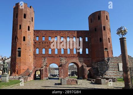 Palatin-Tor (Porta Palatina) an einem sonnigen Tag, Turin Italien. Stockfoto