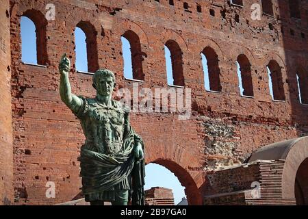 Palatin-Tor (Porta Palatina) an einem sonnigen Tag, Turin Italien. Stockfoto