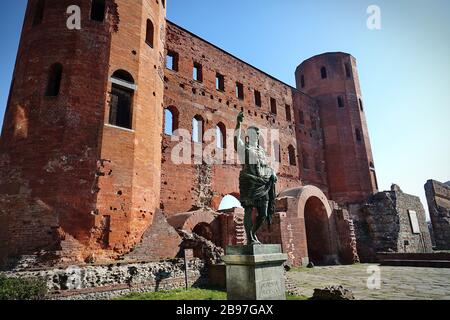 Palatin-Tor (Porta Palatina) an einem sonnigen Tag, Turin Italien. Stockfoto