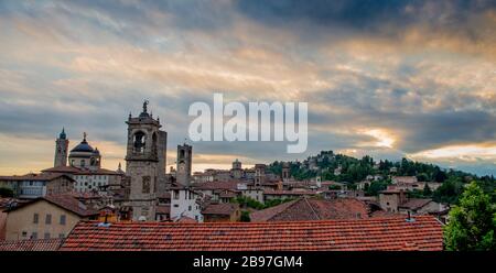 Bergamo bei Sonnenuntergang in der Altstadt mit Türmen und Glockenturm Stockfoto